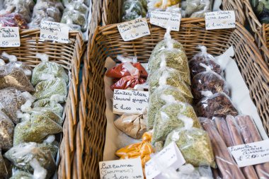 Birçok farklı geleneksel İtalyan renkli baharat pazarında 