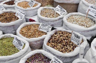 Birçok farklı renkli baharatlar, fındık ve kuru meyve Market 