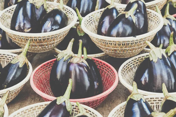 Berenjenas ecológicas en un mercado tradicional en Sicilia, Italia . — Foto de Stock