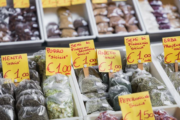 Många olika traditionella italienska färgstarka kryddor på marknaden i — Stockfoto