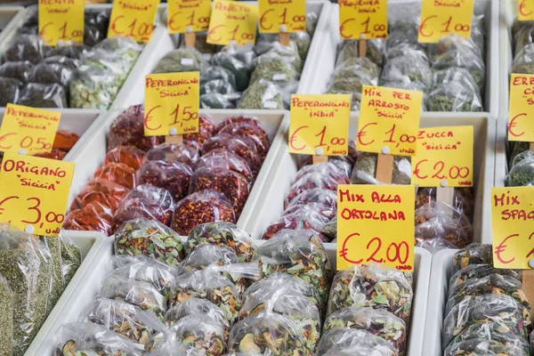Birçok farklı geleneksel İtalyan renkli baharat pazarında — Stok fotoğraf