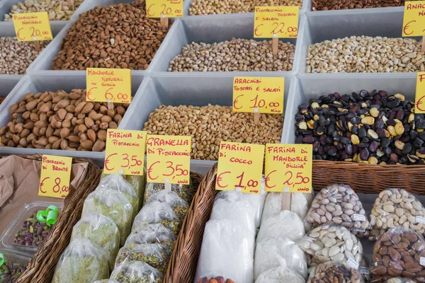 Många olika färgstarka kryddor, nötter och torkad frukt på marknaden — Stockfoto