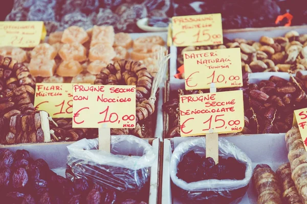 Viele verschiedene bunte Gewürze, Nüsse und Trockenfrüchte auf dem Markt — Stockfoto
