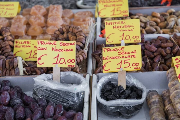 Muchas especias coloridas diferentes, frutos secos y frutos secos en el mercado — Foto de Stock