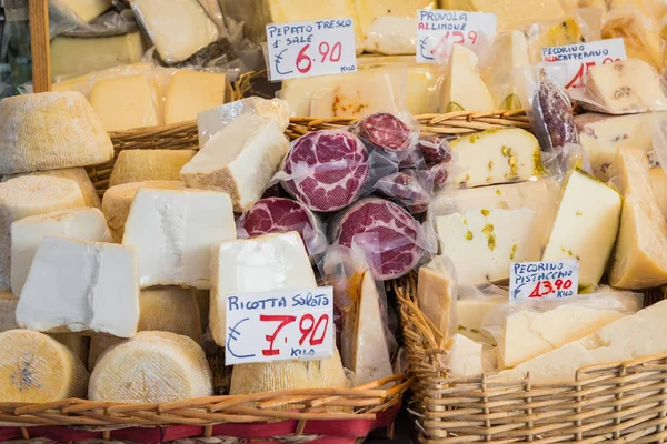 Kaasmarkt. Grote selectie van kazen. Catania, Sicilië, Ital — Stockfoto