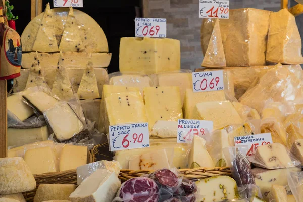 Käsemarkt. große Auswahl an Käse. catania, sizilien, ital — Stockfoto