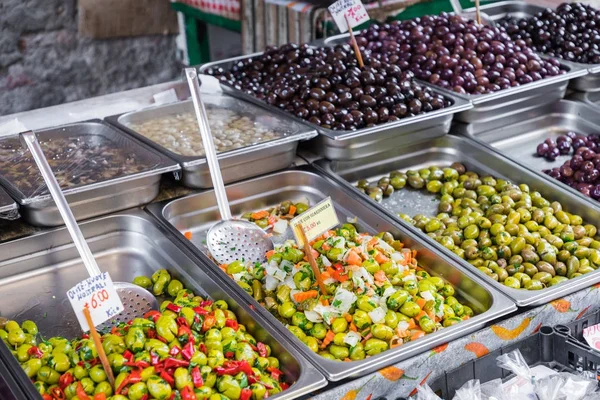 Ail mariné, épices et olives sur le marché provençal i — Photo