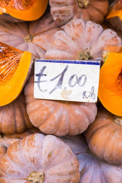 カターニアの典型的な市場でカボチャ — ストック写真