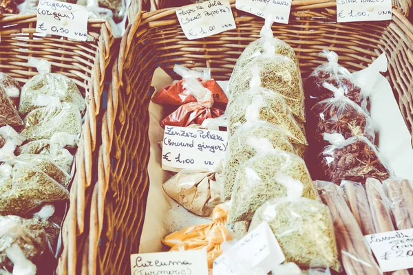 De nombreuses différentes épices italiennes colorées traditionnelles au marché de — Photo