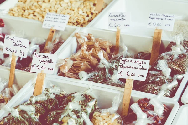 Veel verschillende traditionele Italiaanse kleurrijke kruiden op markt in — Stockfoto