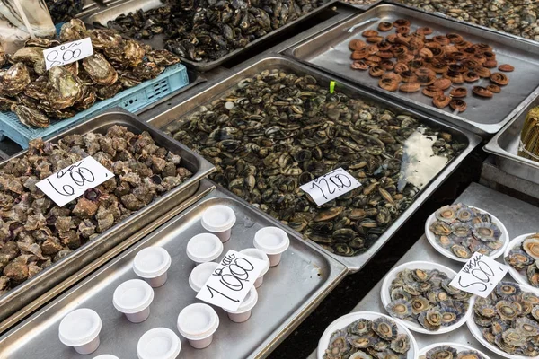 Contexte de la vente de moules dans un marché aux poissons en Sicile, Italie — Photo