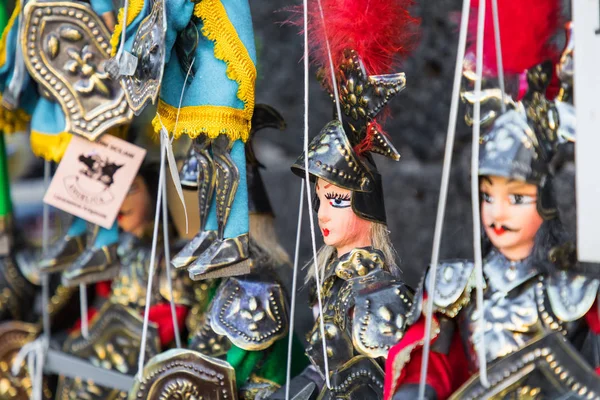 Alguns fantoches sicilianos com sua típica armadura de bronze e painte — Fotografia de Stock