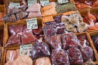 Birçok farklı geleneksel İtalyan renkli baharat pazarında 