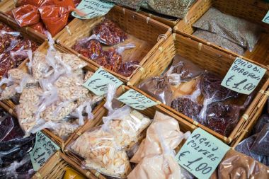 Birçok farklı geleneksel İtalyan renkli baharat pazarında 