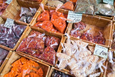 Birçok farklı geleneksel İtalyan renkli baharat pazarında 