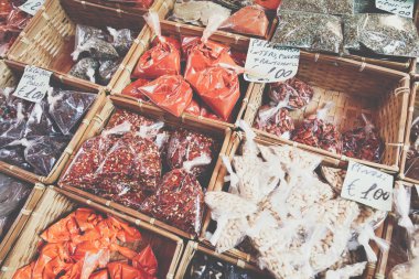 Birçok farklı geleneksel İtalyan renkli baharat pazarında 