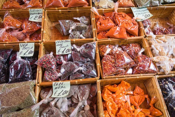 Πολλά διαφορετικά παραδοσιακά ιταλικά πολύχρωμο μπαχαρικά στην αγορά στο — Φωτογραφία Αρχείου