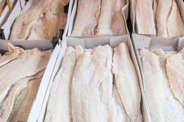 Tuzlanmış Morina balığı bacalhau Palermo geleneksel pazarında kurutulmuş 