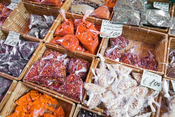 Birçok farklı geleneksel İtalyan renkli baharat pazarında 