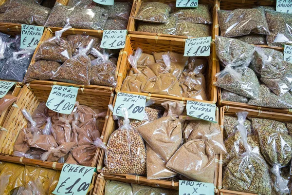 Muchas especias coloridas italianas tradicionales diferentes en el mercado en —  Fotos de Stock