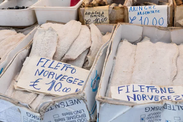 Tuzlanmış Morina balığı bacalhau Palermo geleneksel pazarında kurutulmuş — Stok fotoğraf