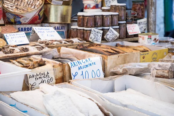 Tuzlanmış Morina balığı bacalhau Palermo geleneksel pazarında kurutulmuş — Stok fotoğraf