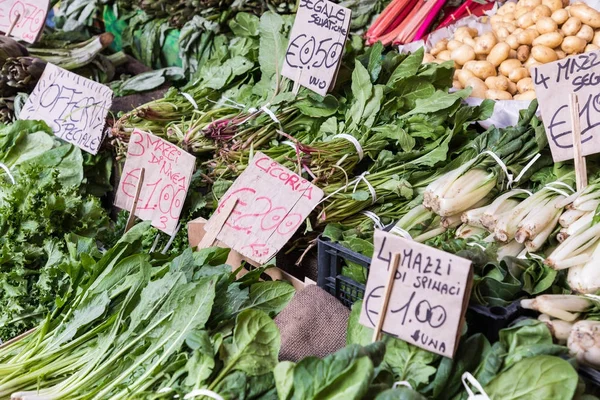 Verduras frescas en el mercado de agricultores en Italia — Foto de Stock