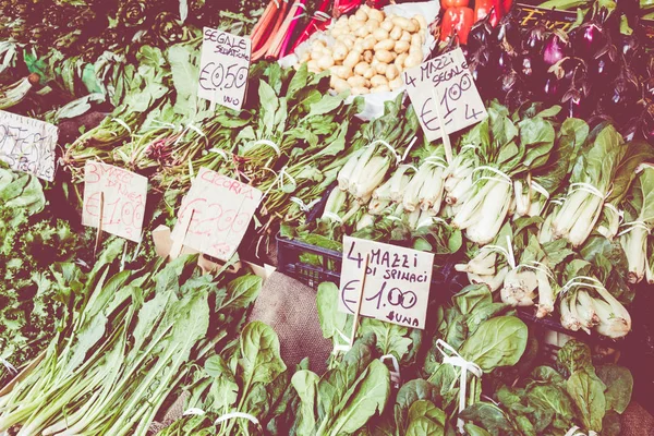 Verduras frescas en el mercado de agricultores en Italia —  Fotos de Stock
