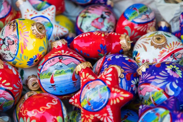 Coloridas decoraciones navideñas como recuerdo de Sicilia, Italia . —  Fotos de Stock