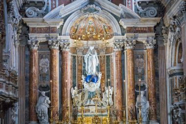 Napoli, İtalya, Aralık 02,2017: yukarıda Gesu N güzel tavan