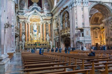 Napoli, İtalya, Aralık 02,2017: yukarıda Gesu N güzel tavan