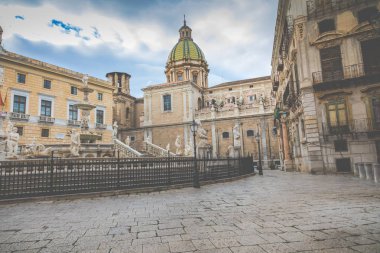Ünlü Barok Piazza Pretoria, Palermo, Si yazıklar Çeşmesi