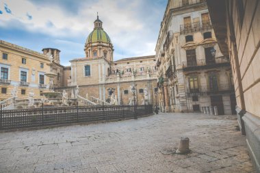 Ünlü Barok Piazza Pretoria, Palermo, Si yazıklar Çeşmesi