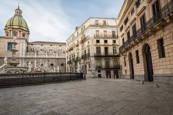 Famosa fuente de vergüenza en la barroca Piazza Pretoria, Palermo, Si — Foto de Stock