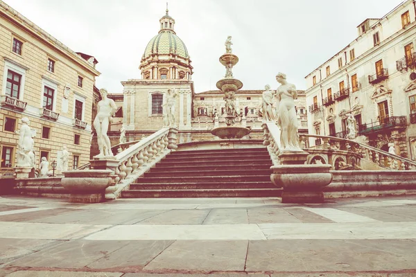 Знаменитый фонтан позора на площади Пьяцца Претория в стиле барокко, Палермо, Си — стоковое фото
