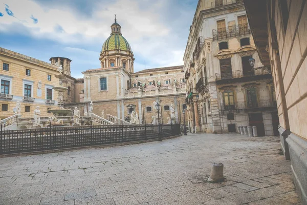 Fontaine de honte célèbre sur la Piazza Pretoria baroque, Palerme, Si — Photo