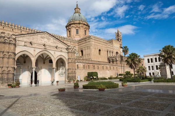 De kathedraal van Palermo is de kathedraal kerk van de rooms-katholieke — Stockfoto