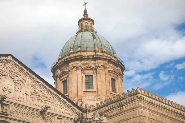 Catedral de Palermo é a igreja catedral da Igreja Católica Romana — Fotografia de Stock