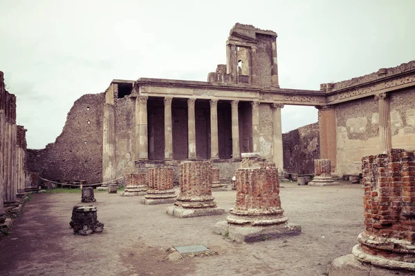 Die berühmte antike Stätte von Pompeji in der Nähe von Neapel. Es war komplett — Stockfoto