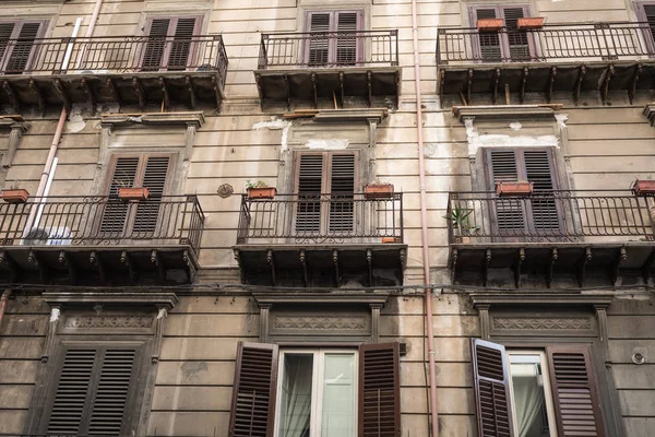 Traditionell arkitektur i Palermo, Italien. — Stockfoto