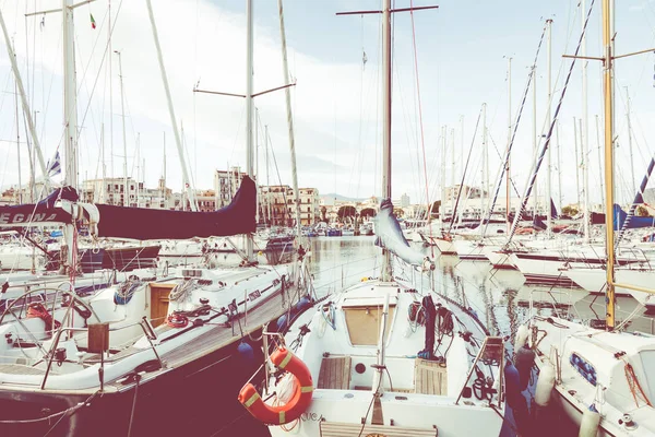 PALERMO, ITALIA - 29 DE NOVIEMBRE DE 2017: Barcos y yates estacionados en L —  Fotos de Stock