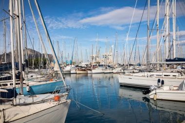 Palermo, İtalya - 29 Kasım 2017: Tekneler ve yatlar L Park