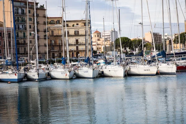 Palermo, Itálie - 29. listopadu 2017: Lodě a jachty zaparkované v L — Stock fotografie