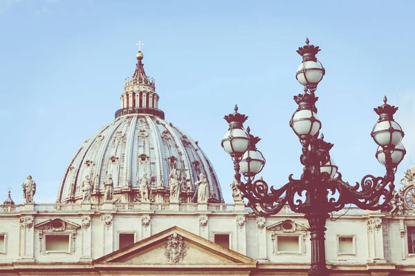 Detail of the Palace of the Vatican, "The Dome". View of Piazza — Stock Photo, Image