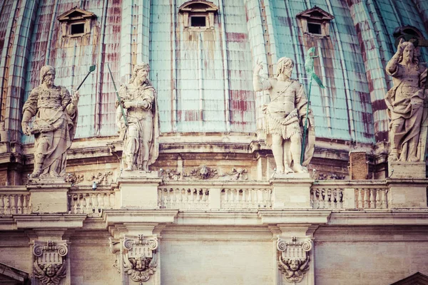 Dettaglio del Palazzo del Vaticano, "La Cupola". Veduta di Piazza — Foto Stock