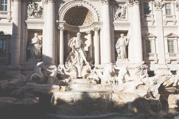Rome, Italy. One of the most famous landmarks - Trevi Fountain ( — Stock Photo, Image