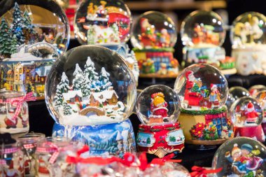 Çeşitli Noel kar küreleri bir Noel Pazar Berlin, G
