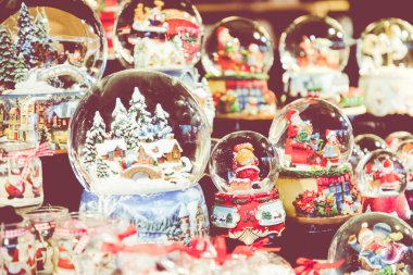 Çeşitli Noel kar küreleri bir Noel Pazar Berlin, G