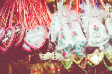 Alman Noel pazarında gingerbread kalpler. Berlin. Gelenek