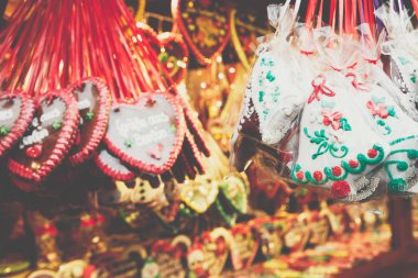 Alman Noel pazarında gingerbread kalpler. Berlin. Gelenek